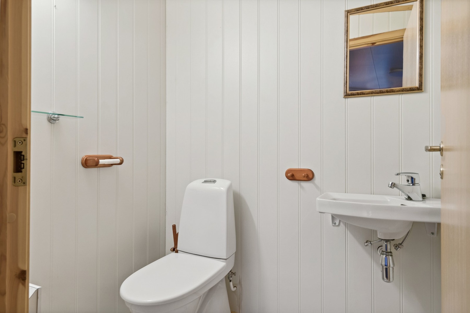 Toalettrom med servant og toalett. Galleribilde