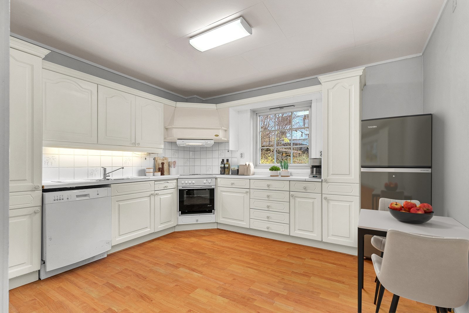 Stort og romslig kjøkken. (Digitalt møblert) Galleribilde