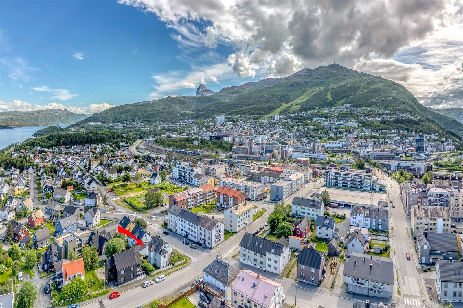 Leiligheten har en super beliggenhet i Tårnveien, sentralt i Narvik men fortsatt ved et roligere strøk i bybildet. Galleribilde