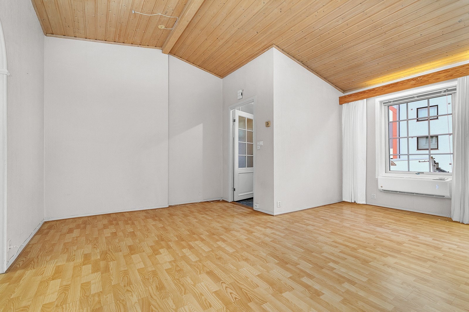 Legg merke til varmepumpe i stuen. Galleribilde