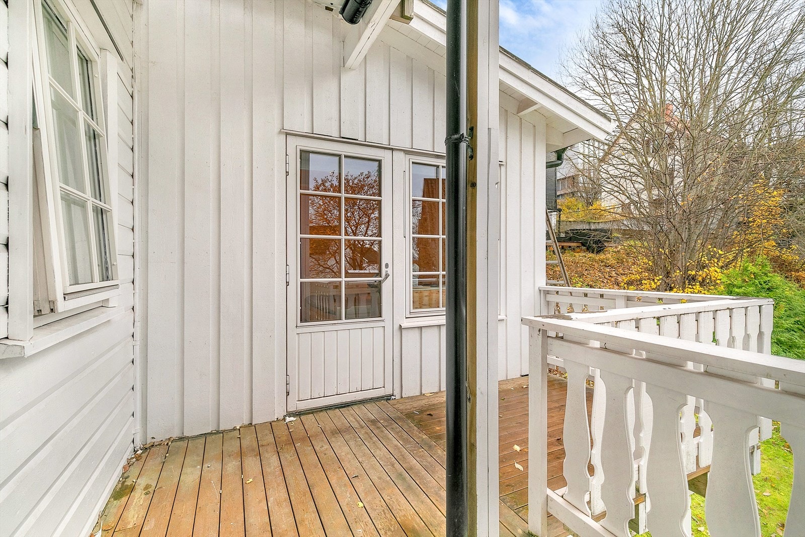 Soverom har dør ut til en felles balkong. Galleribilde