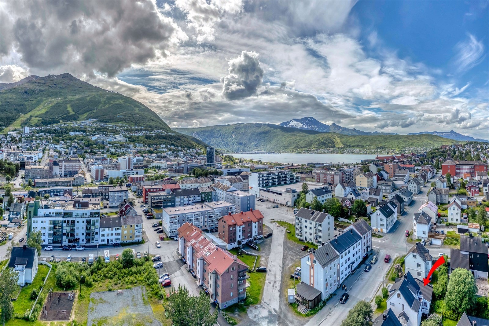 Det er gangavstand til alle sentrumsfasiliteter, hvor velkjente Domus er kun noen minutter unna. Galleribilde