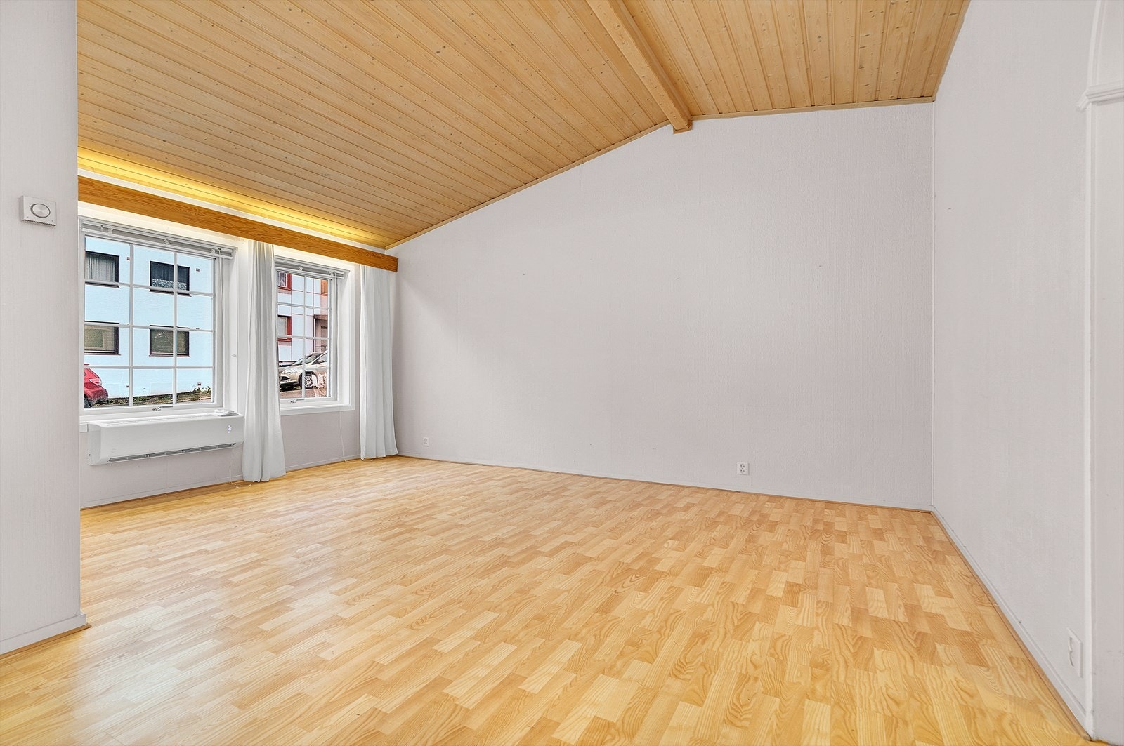 Vi starter i hjertet av leiligheten; stuen. Galleribilde