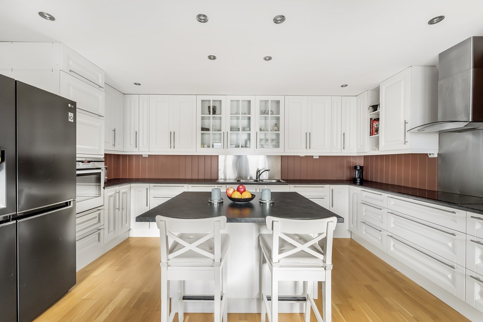 Her har du rikelig med skap- og benkeplass i tillegg til kjøkkenøy. Galleribilde