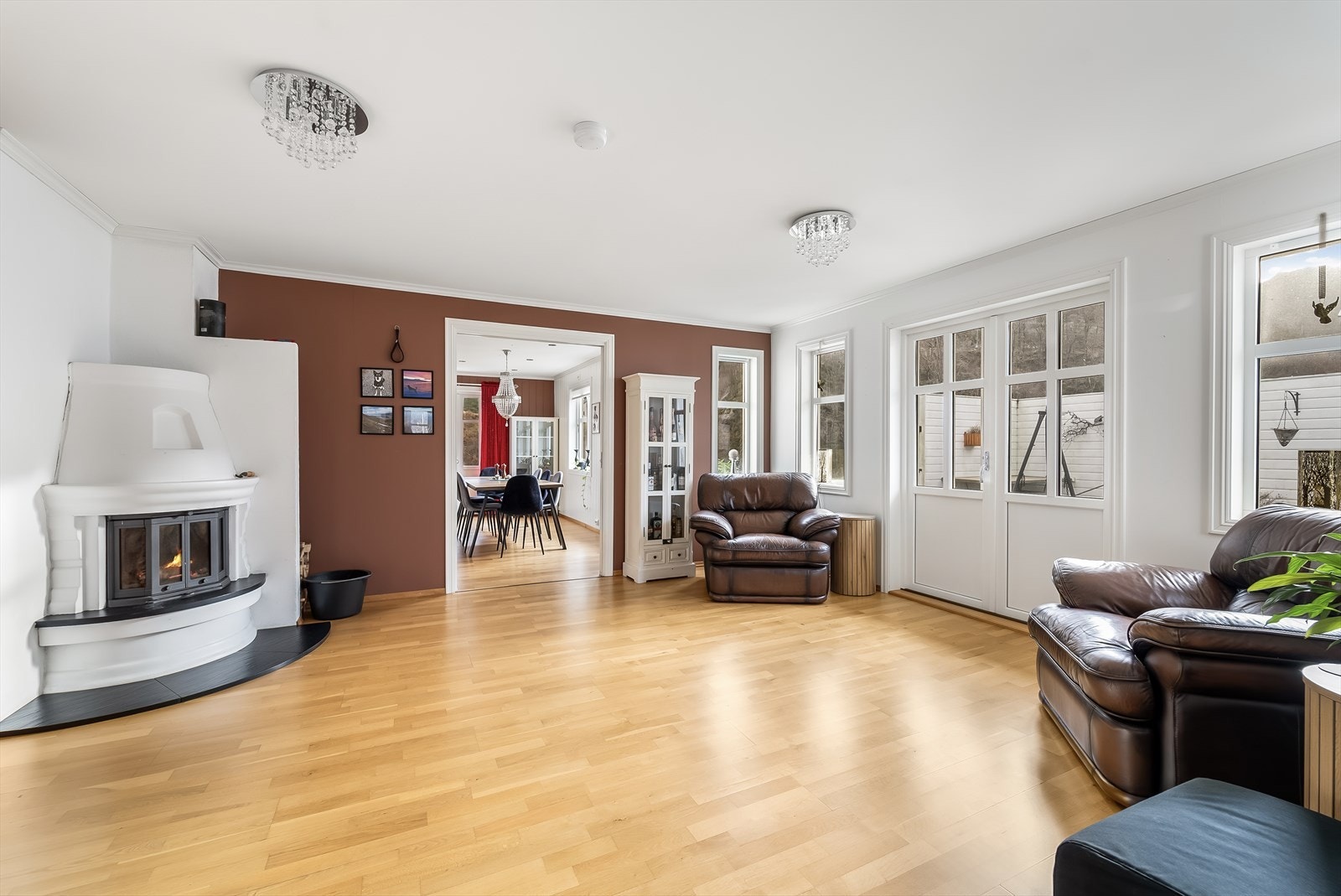 Peisen er sentralt plassert mellom kjøkken og stue. Galleribilde