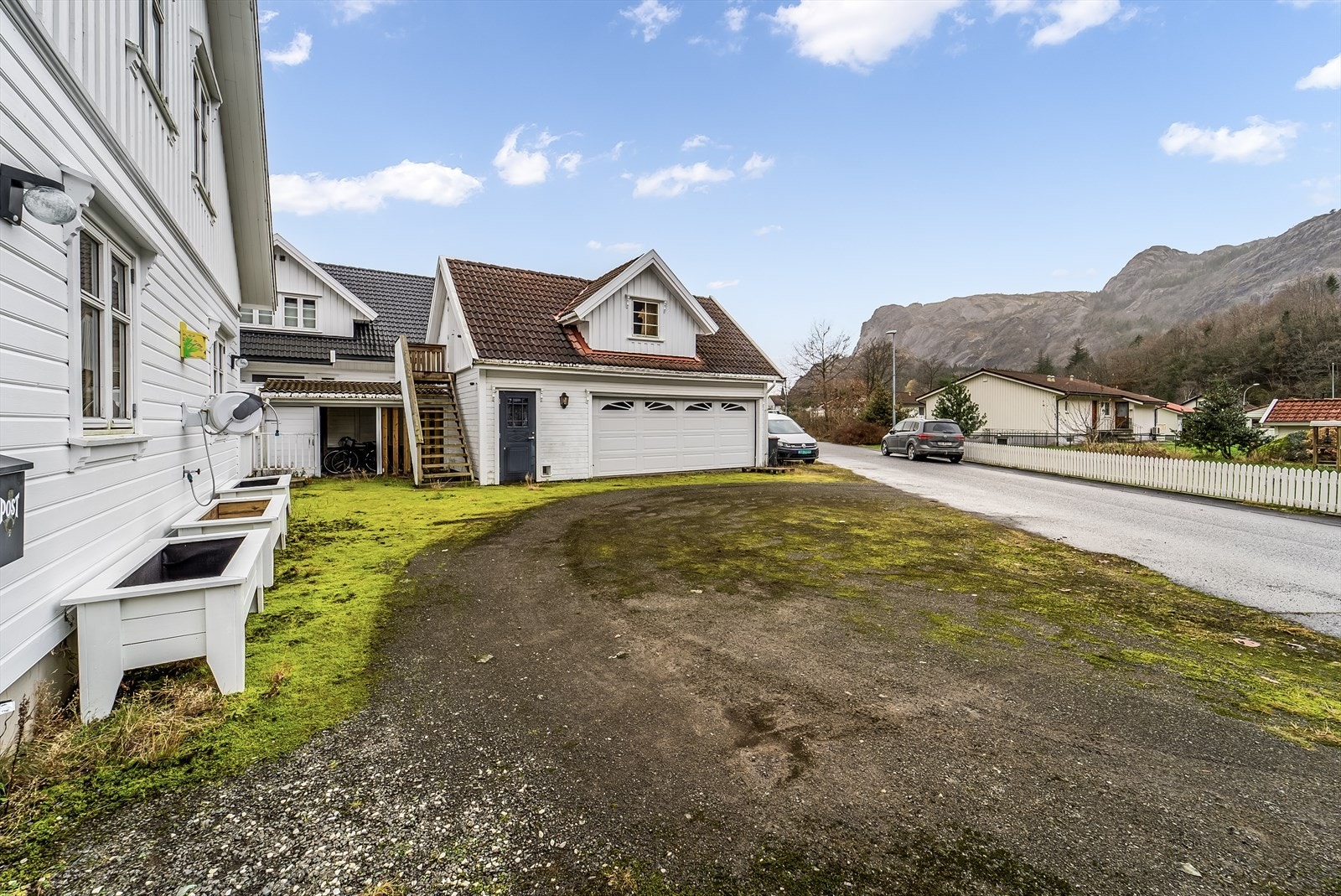 Dobbel garasje samt god parkering på egen grunn. Galleribilde