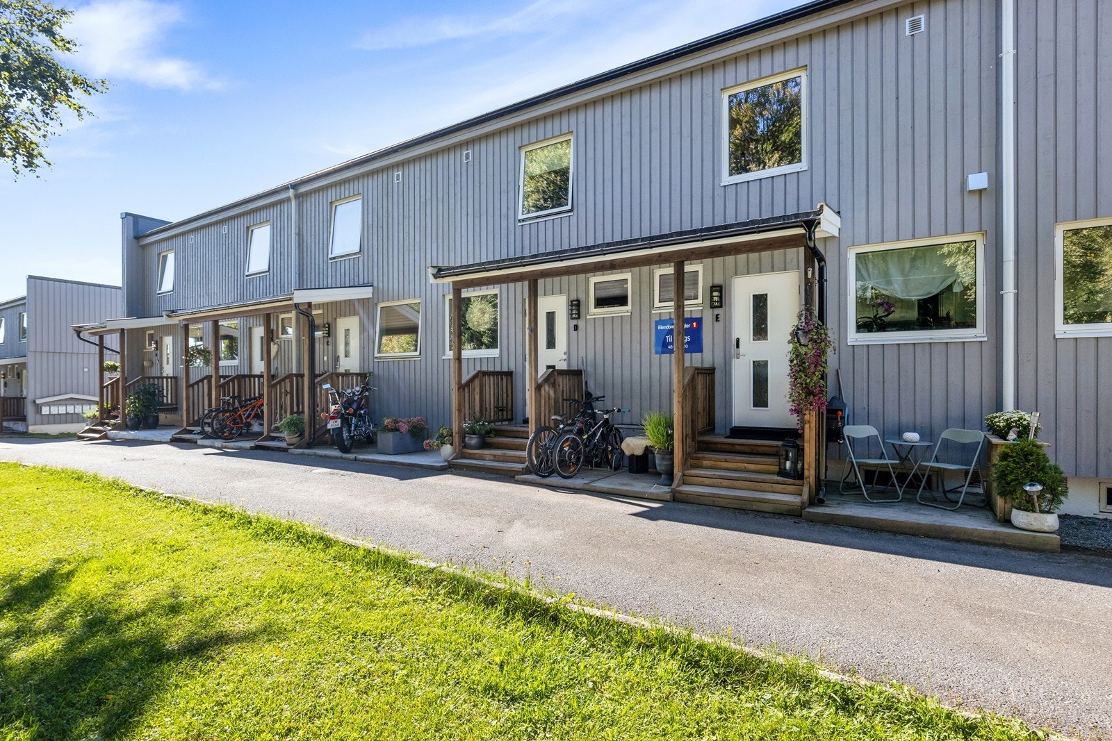 Innholdsrikt rekkehus over tre etasjer. Galleribilde