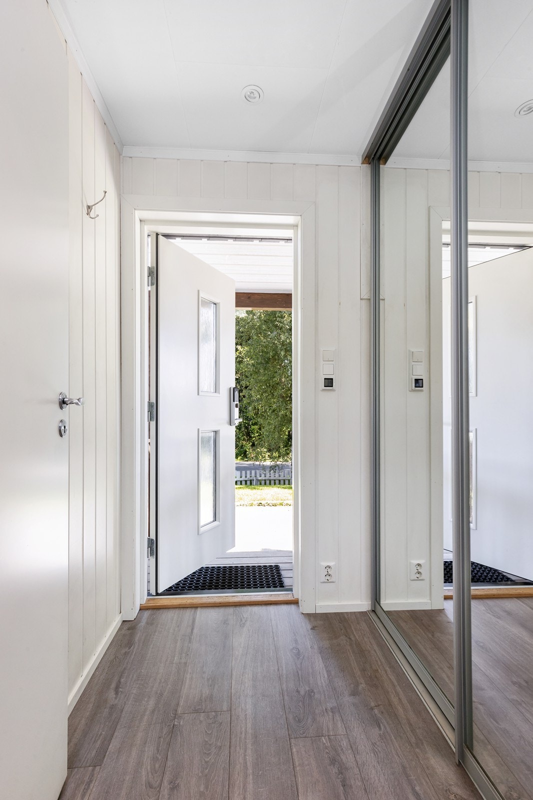 Gang med speilskyvedørsgarderobe. Galleribilde