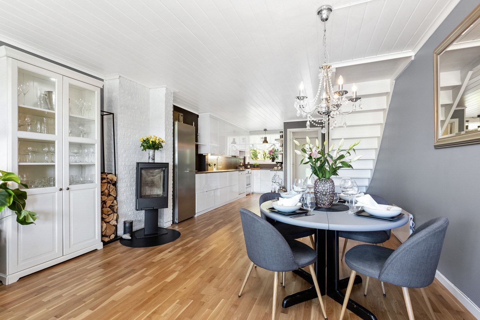 Kjøkken i åpen løsning med stuen. Galleribilde