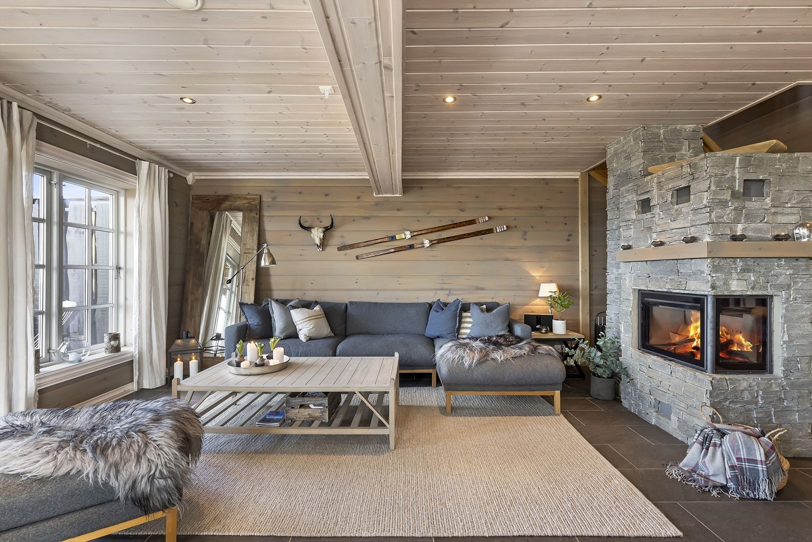 Stue med lekker peisinnsats og varmekabler under fliser Galleribilde