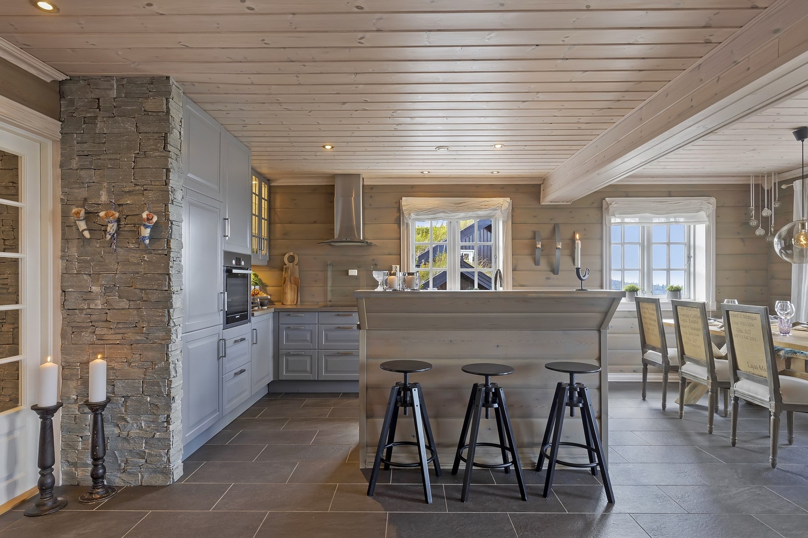 Lekkert kjøkken med profilerte fronter. Det er rikelig med oppbevaring og benkeplass Galleribilde