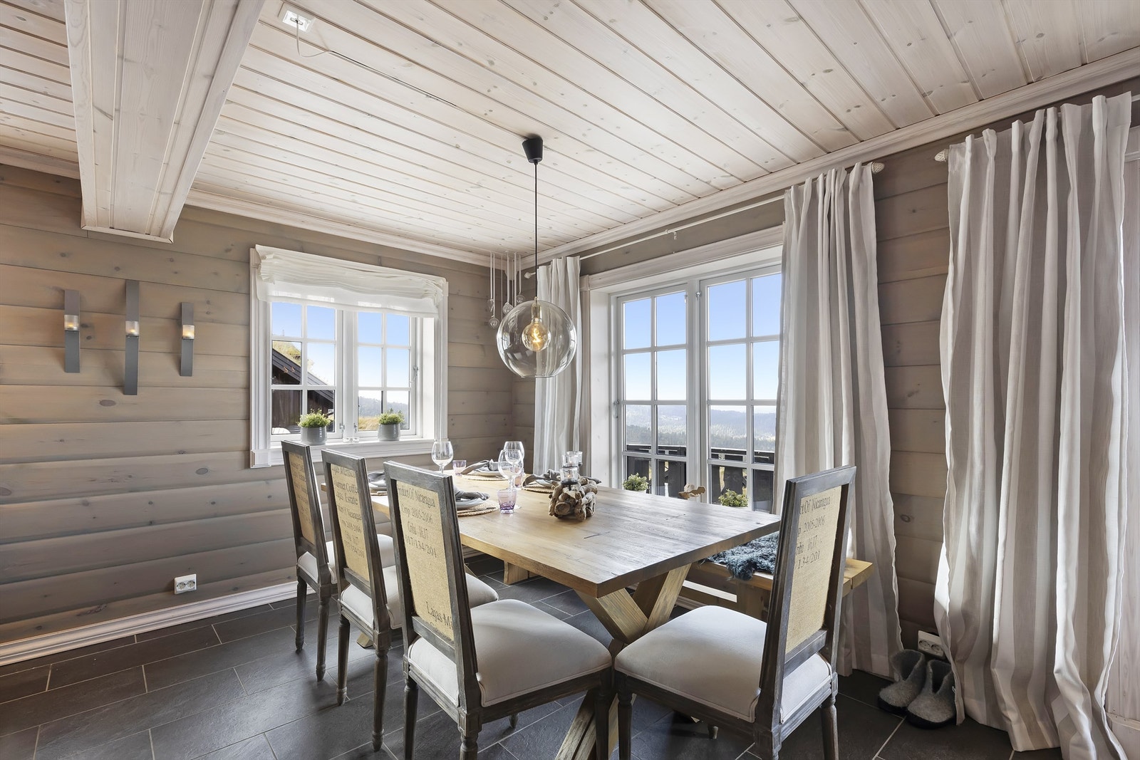 Mulighet for å dekke stort langbord med mange til bords på hytta Galleribilde