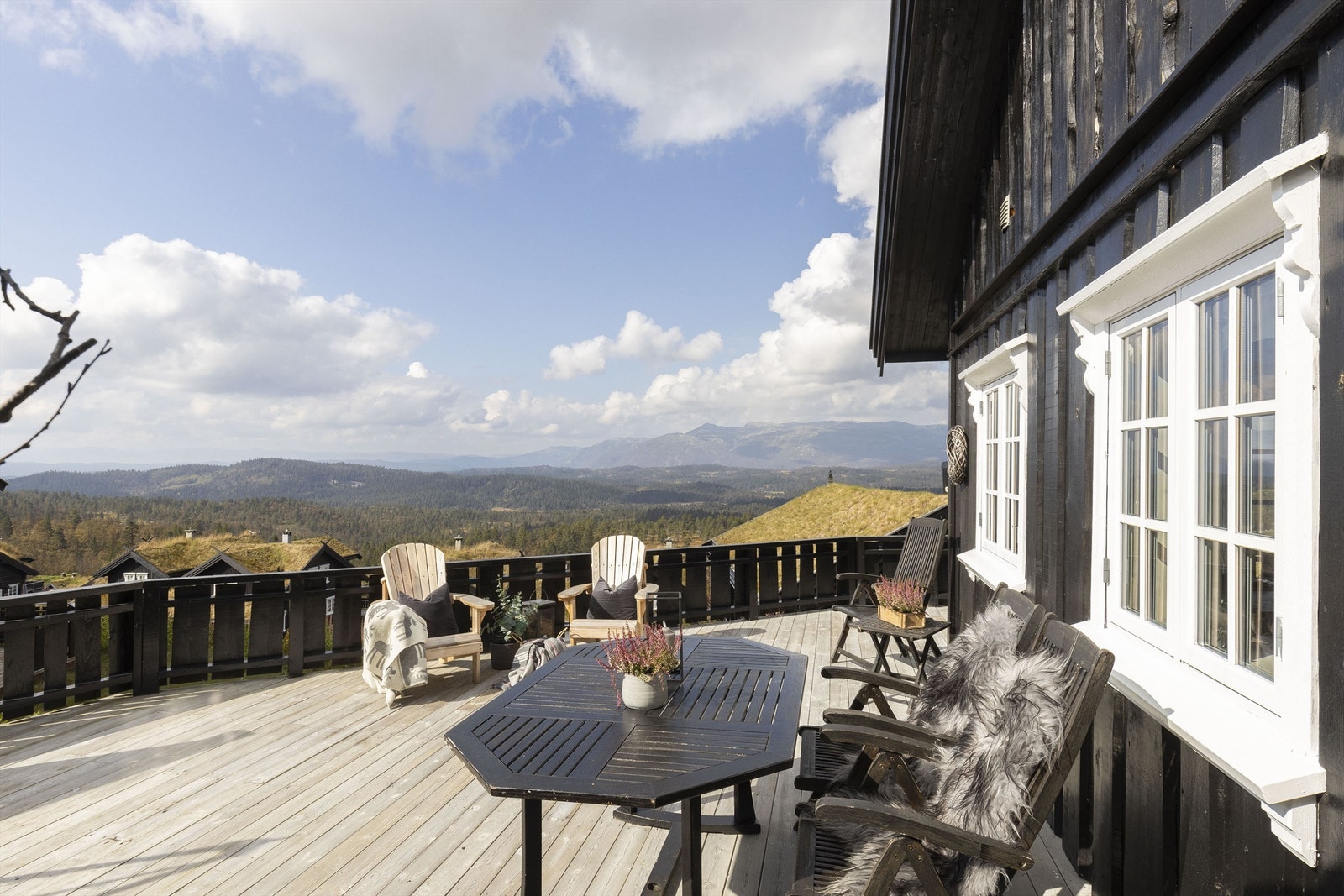 Vakker utsikt mot Raulandsfjell Galleribilde