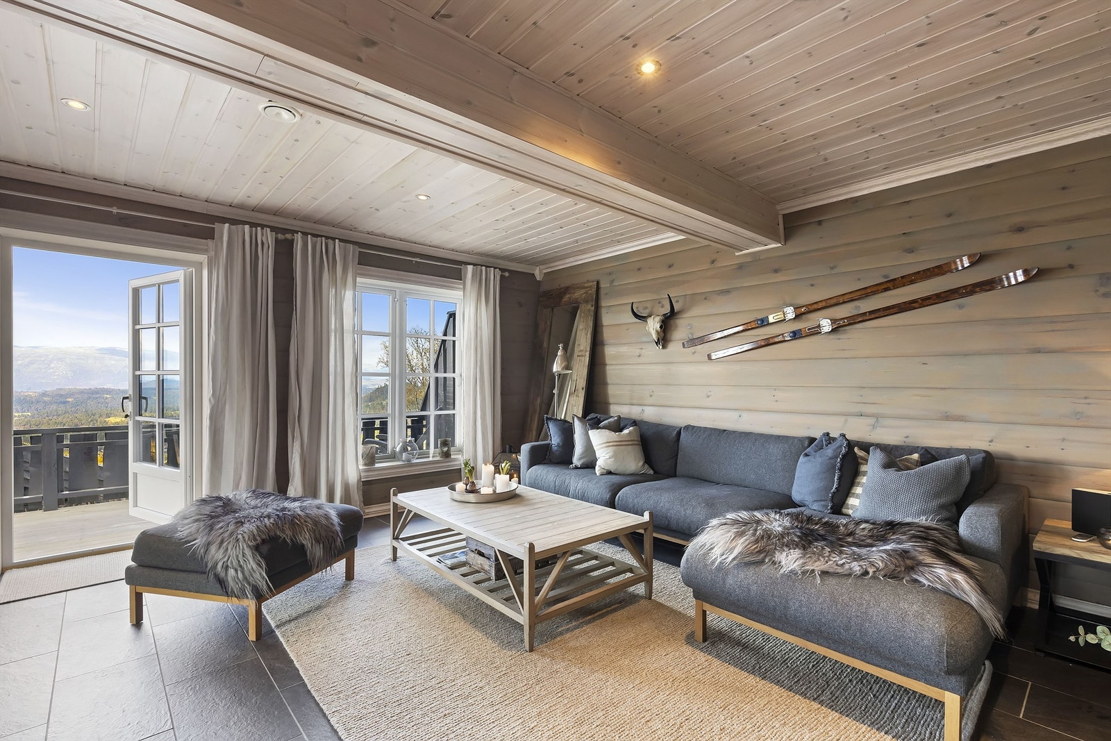 Direkte utgang til den solrike uteplassen Galleribilde