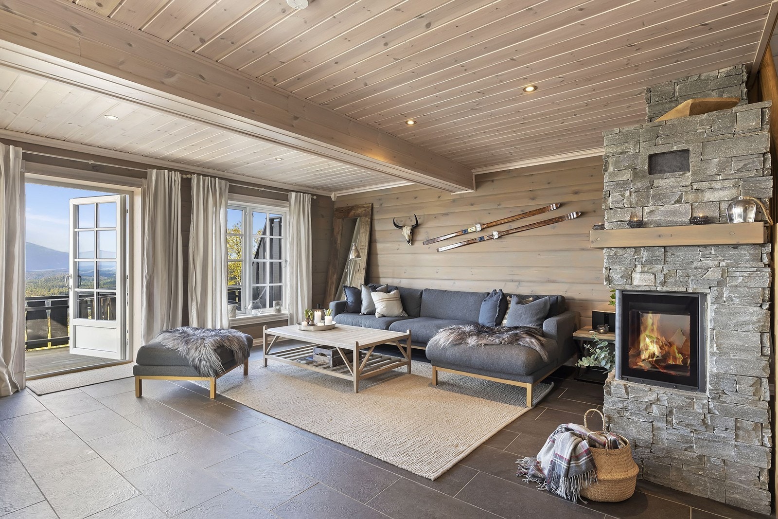 Direkte utgang til den solrike uteplassen Galleribilde