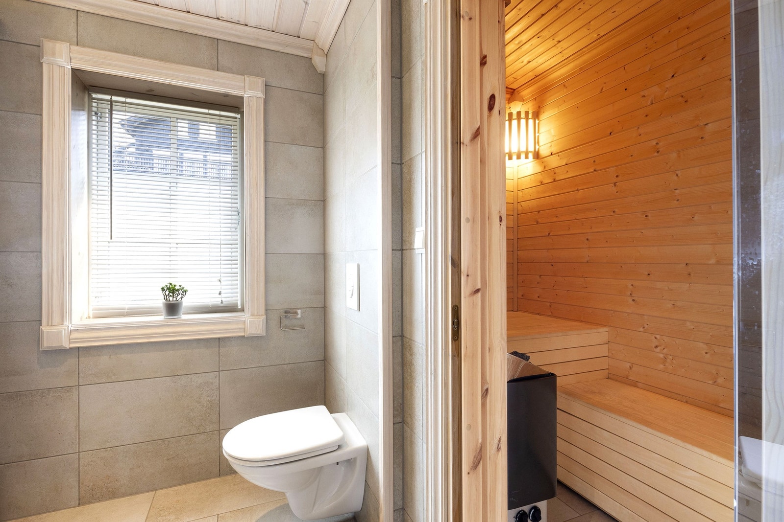 Pent helfliset bad i 1. etg med badstue Galleribilde