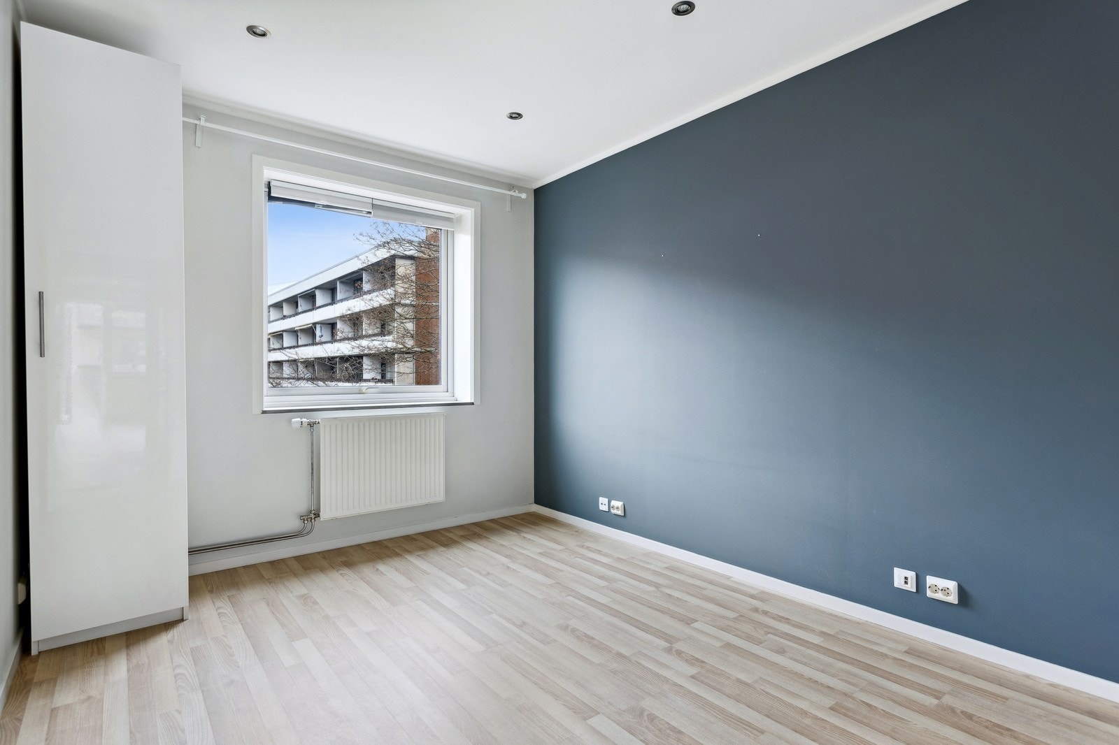 Soverom med garderobeskap Galleribilde