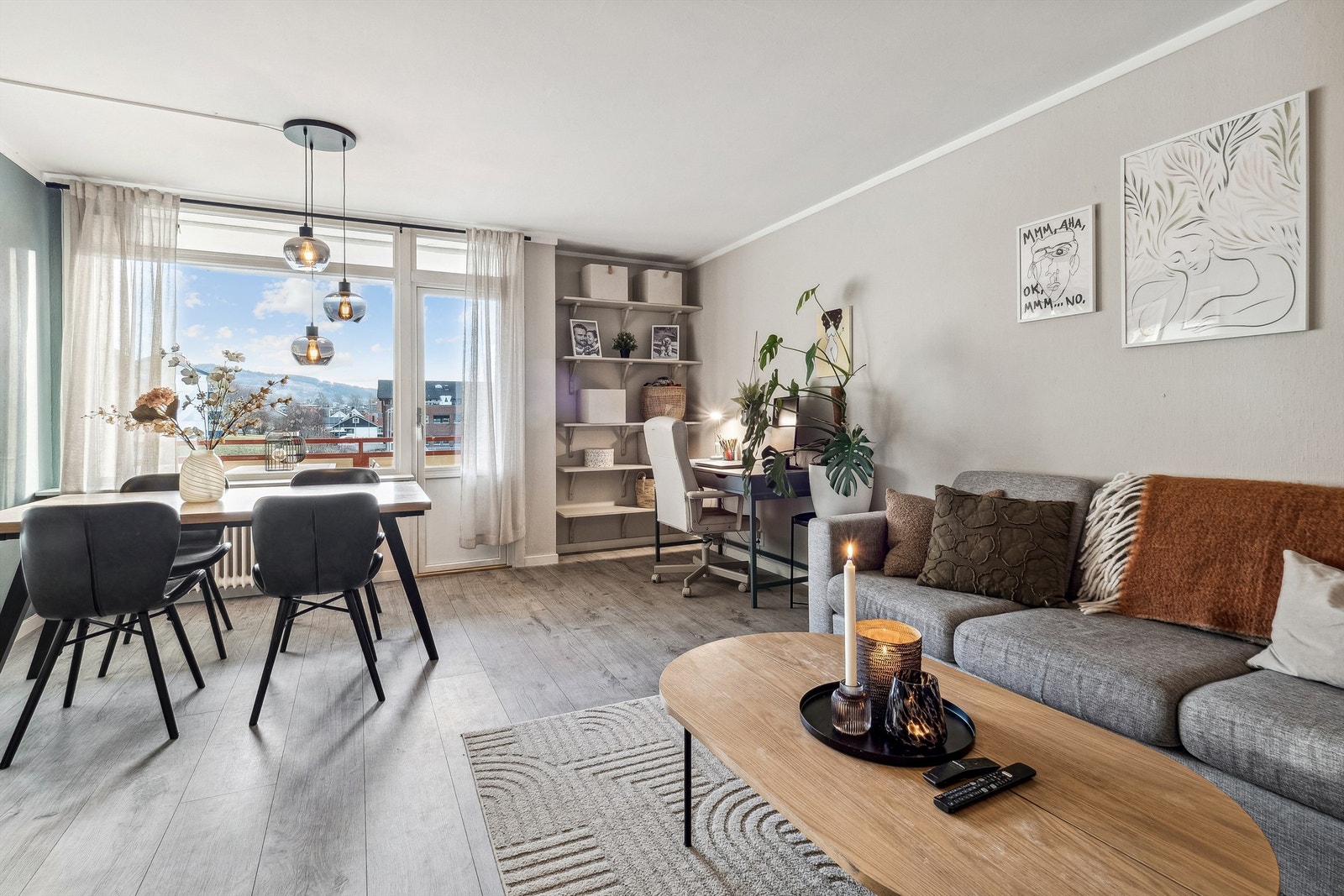 Det er også plass til spisestuemøblement i stuen, og det er utgang til solrik balkong. Galleribilde