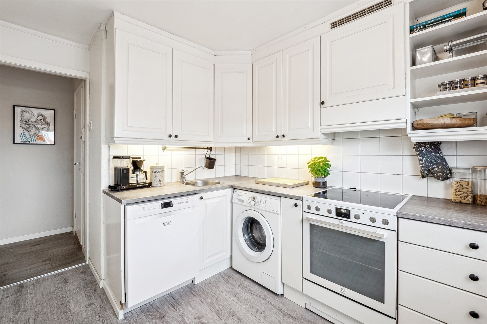 Kjøkkenet har plass til frittstående kjøleskap, oppvaskmaskin og komfyr. Plass til vaskemaskin på kjøkkenet. Galleribilde