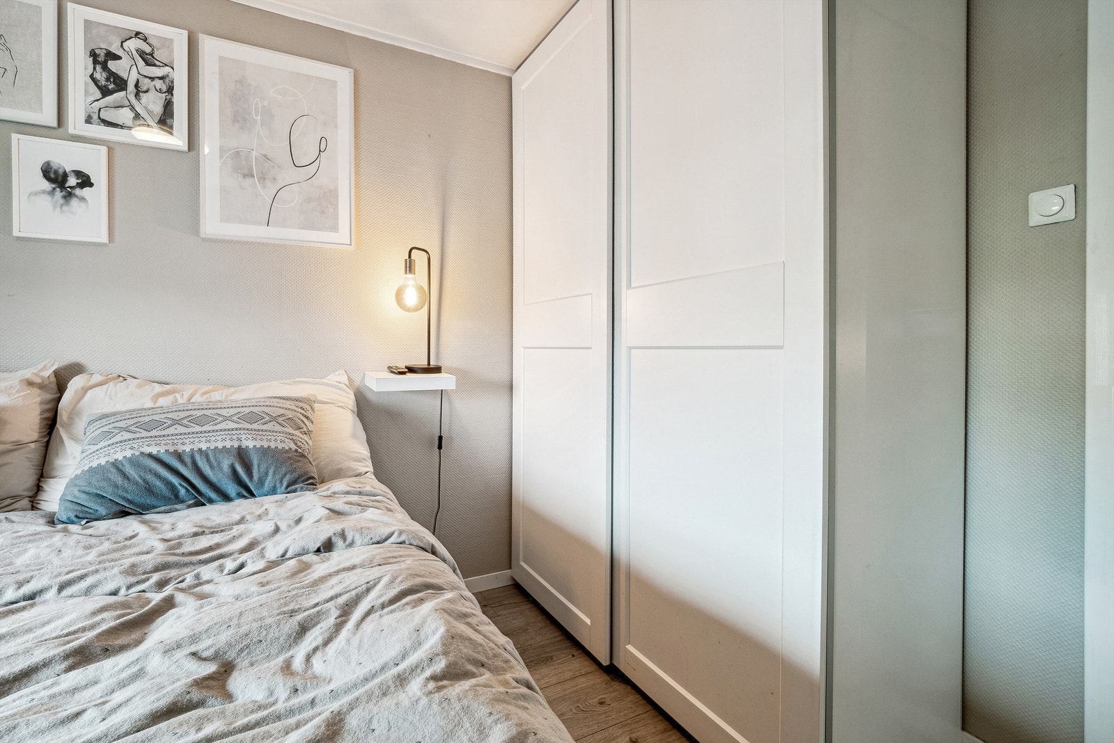 Soverommet er av god størrelse og har plass til garderobeløsning Galleribilde