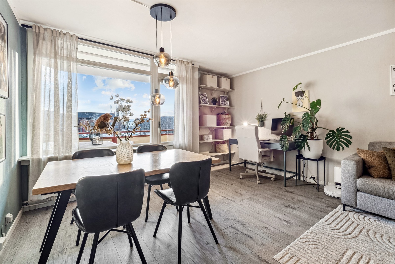 Det er oppvarming via fjernvarmeanlegg. Radiatorer er plassert i stuen, kjøkkenet og soverommet Galleribilde