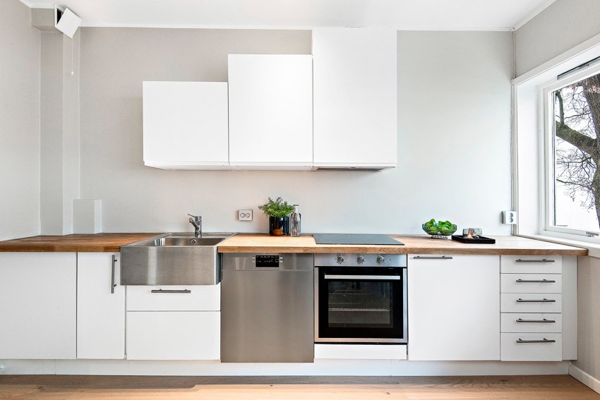 Kjøkkenet er nylig delvis oppgradert med lys innredning Galleribilde