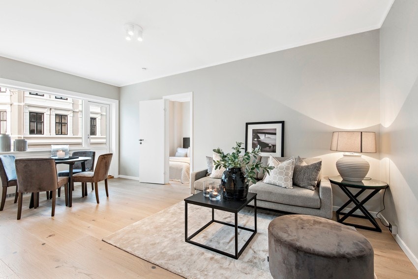 Leiligheten har jevnt over enstavs parkett på gulv, og på vegg er det en tidsmessig, lysegrå farge Galleribilde