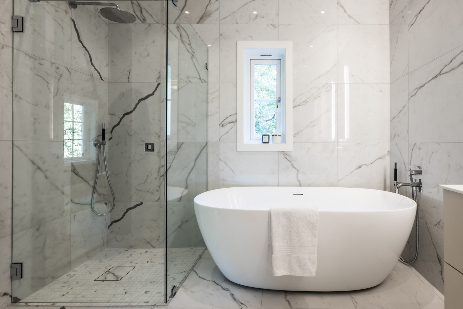 Badekar og stort dusjhjørne med mosaikkflis og designsluk. Integrert takdusj og armatur med hånddusj Galleribilde
