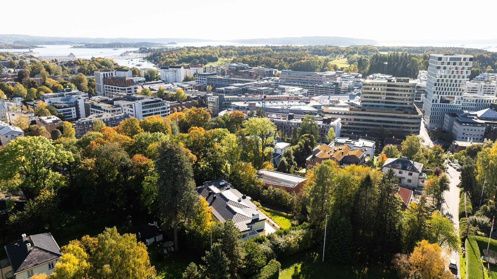 Sameiet ligger svært skjermet og tilbaketrukket i et eksklusivt nabolag, samtidig meget sentralt. Det er kort gangavstand til Karenslyst Allé med "alt" av servicetilbud, samt buss, trikk og tog. Galleribilde