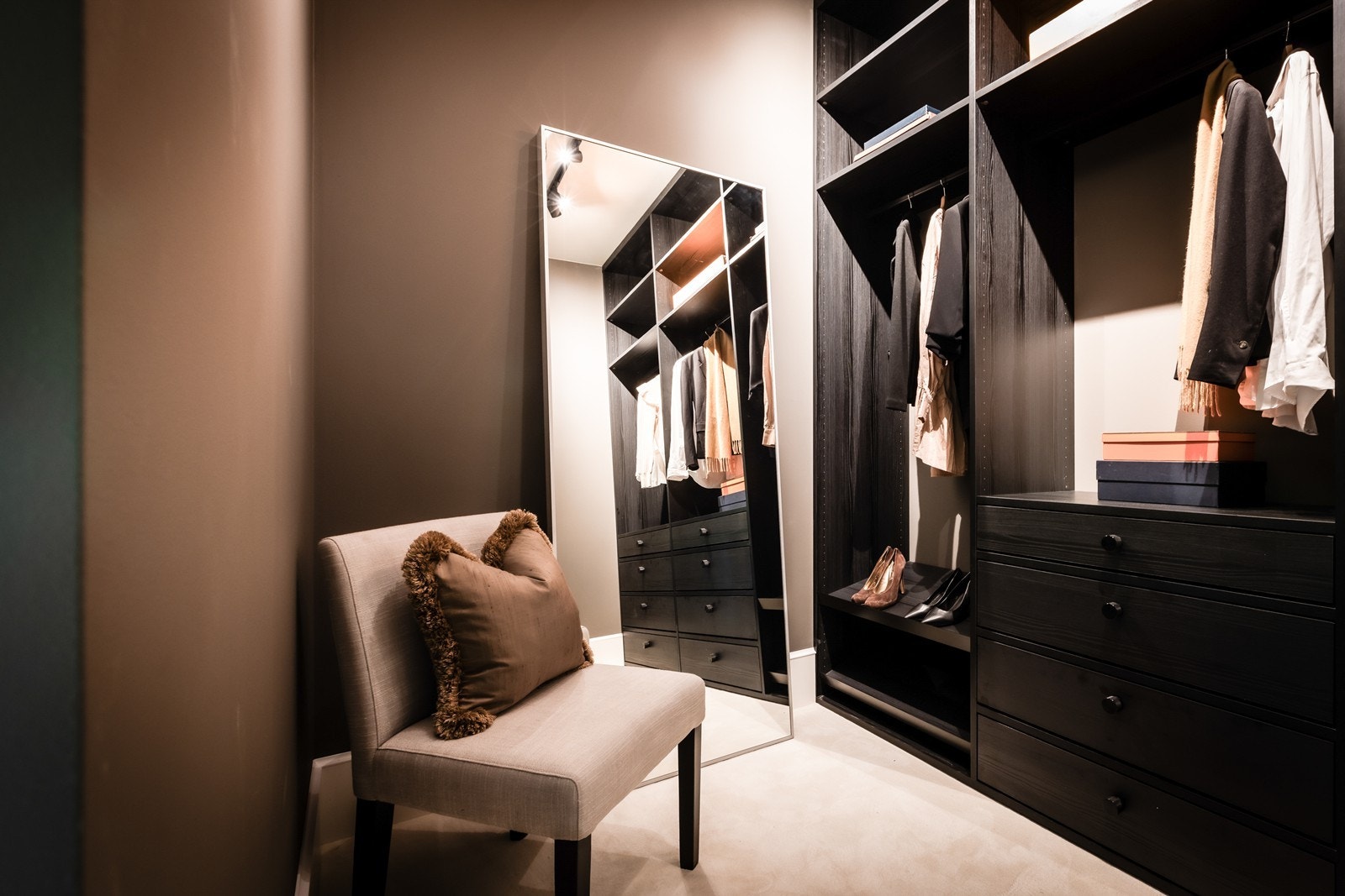 Direkte adkomst til eget bad via walk-in garderobe Galleribilde