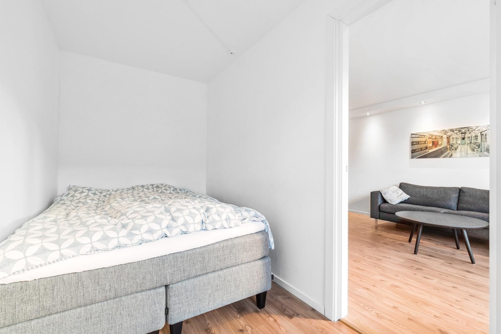 Soverom med plass til dobbeltseng. Det er plass til kommode Galleribilde