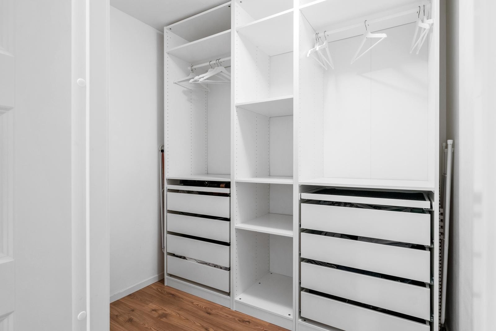 Praktisk innvendig bod som i dag blir brukt som walk-in closet Galleribilde