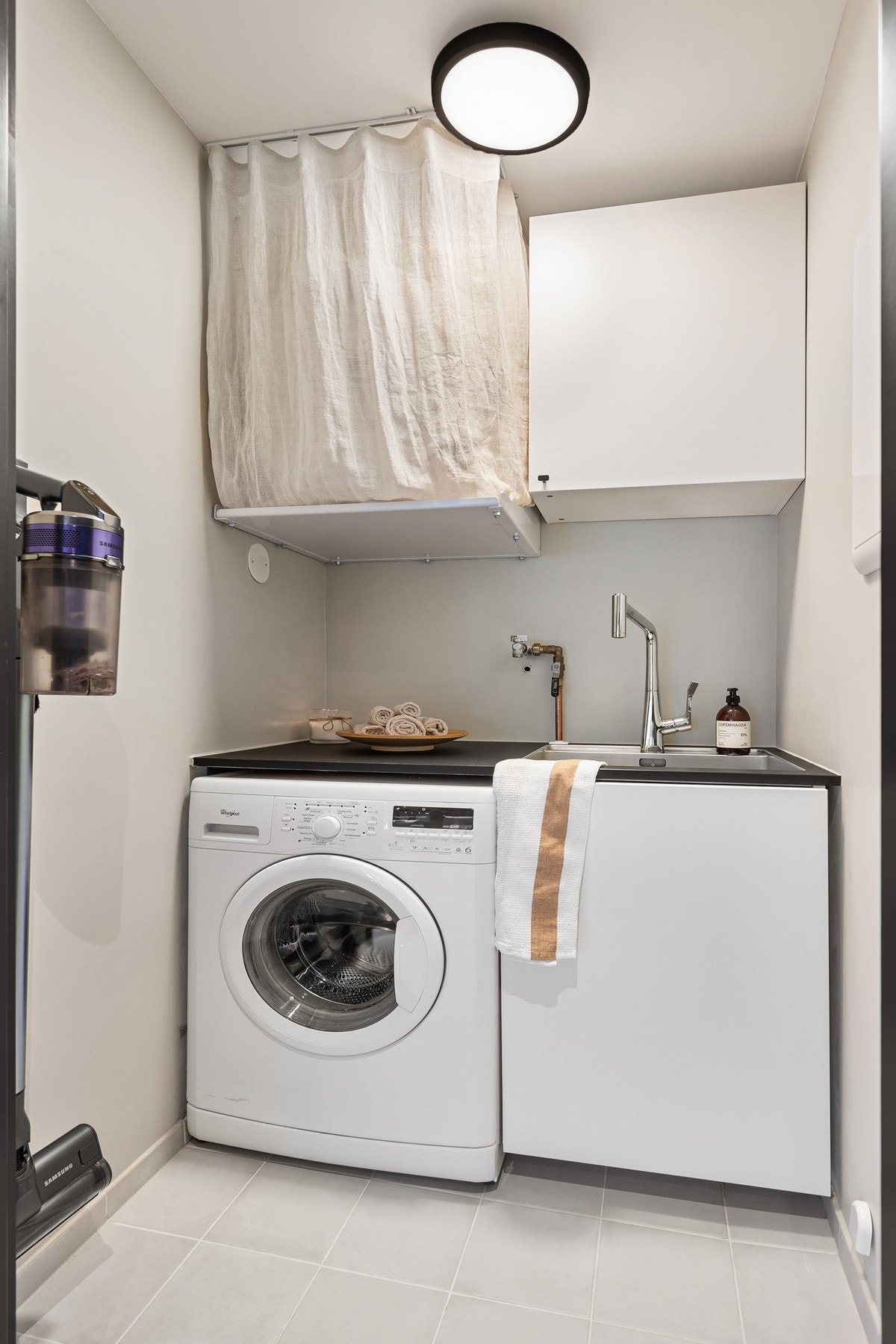 Praktisk vaskerom mellom bad og kjøkken. Galleribilde