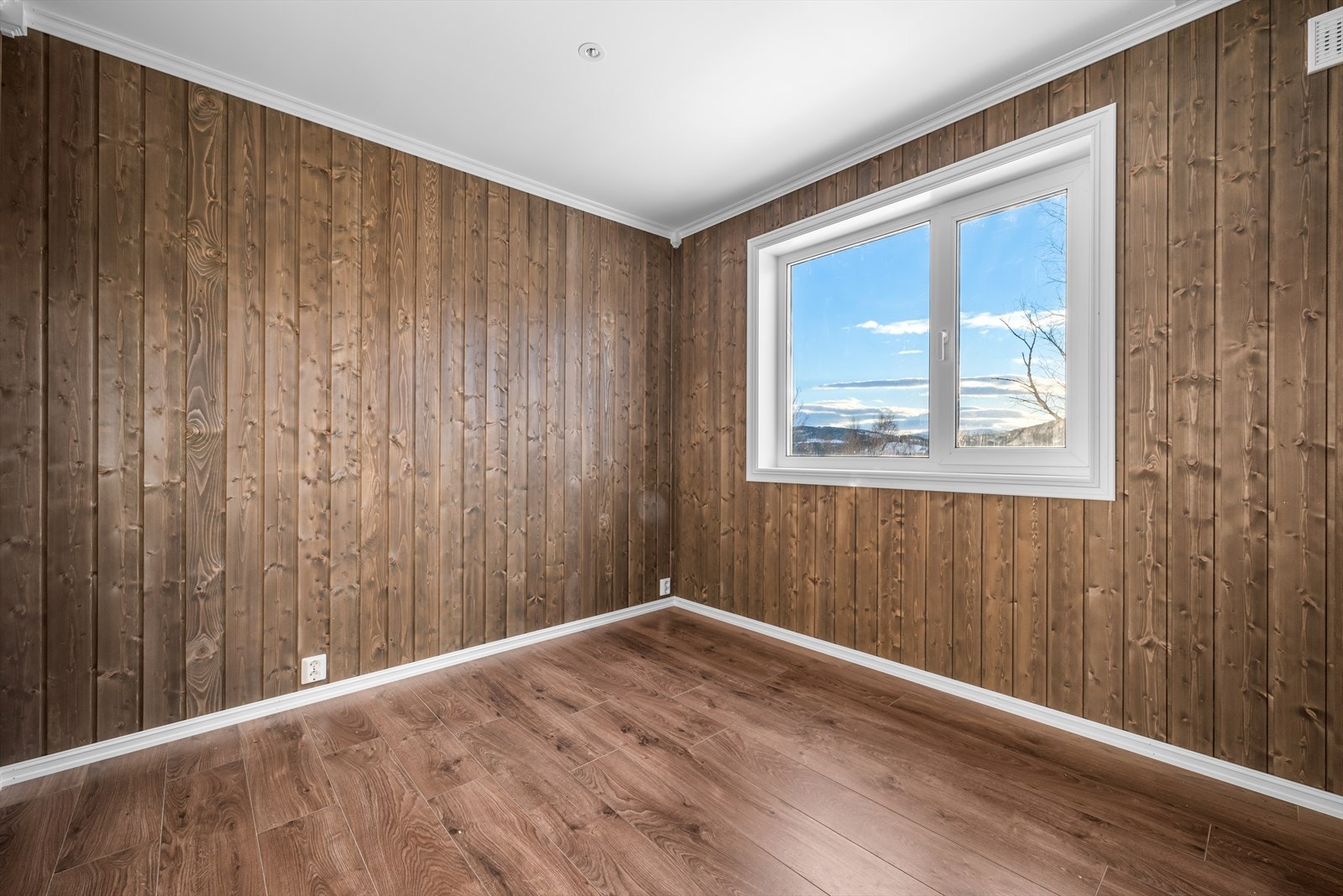 Hovedsoverommet har god plass til både dobbeltseng og oppbevaring, også her er det downlights i himling som sikrer en god atmosfære Galleribilde