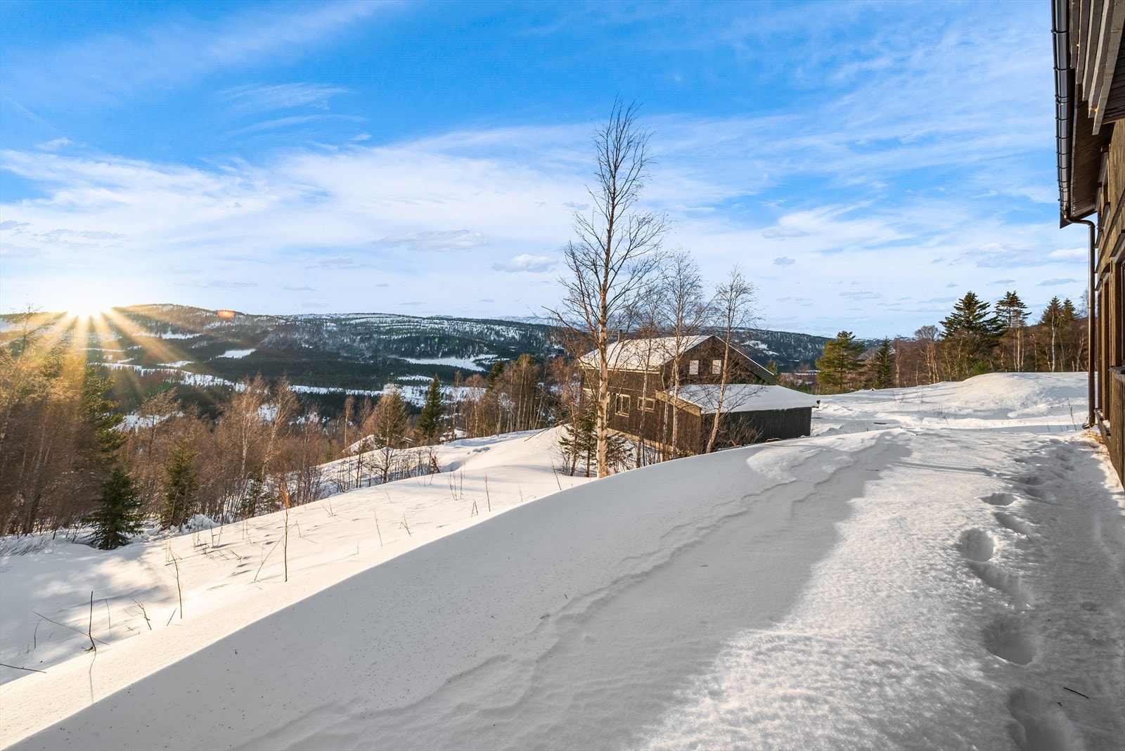 Stedet er kjent for å være snørikt, med fine skiløyper og varierte terreng. Det er kort vei til skistadion på Berkåk, som har preparerte skiløyper, og for den alpinglade ligger både Nerskogen skisenter og Oppdal skisenter godt innenfor rekkevidde Galleribilde