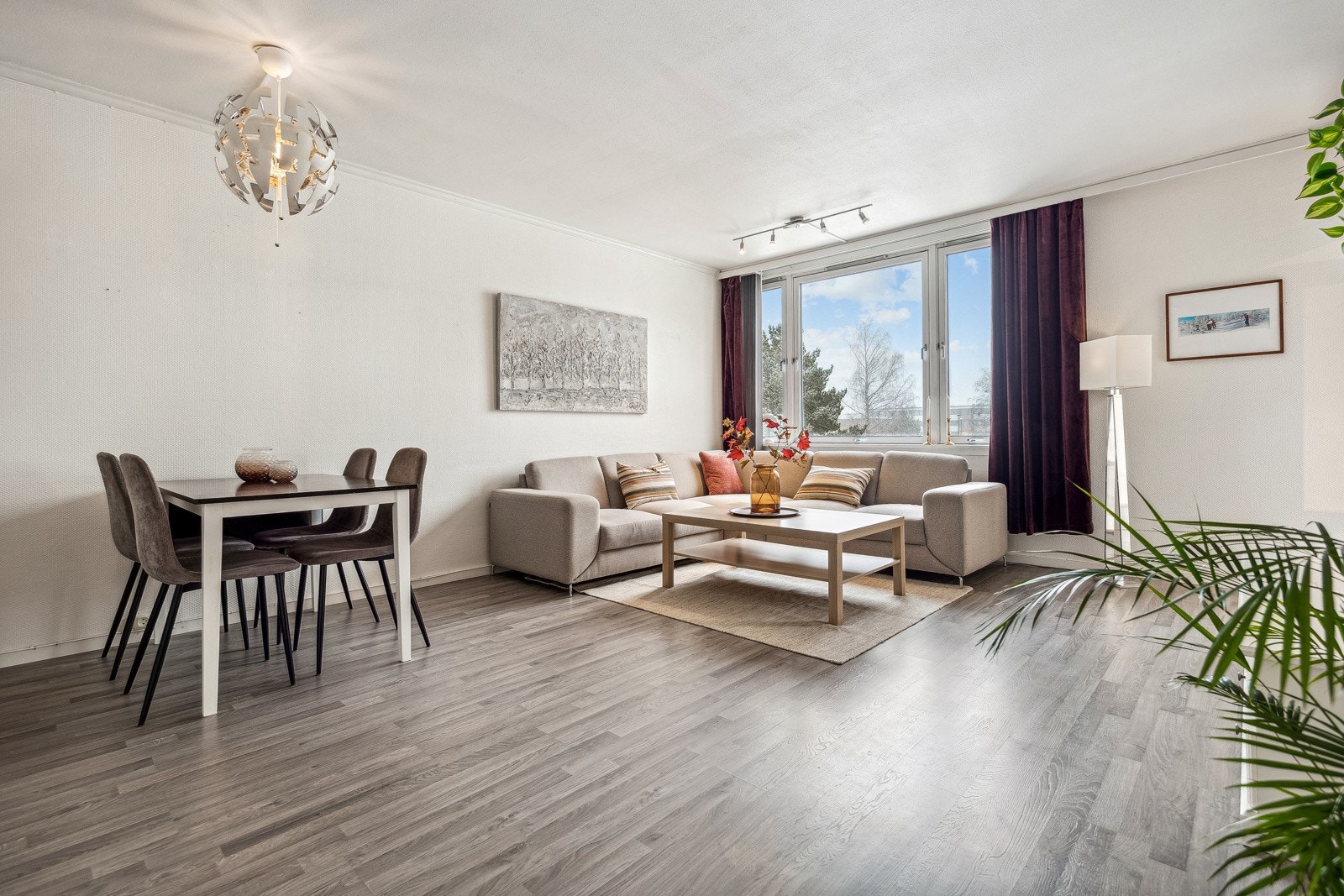 Stuen er lys og luftig, med god plass til ønsket møblement. Galleribilde