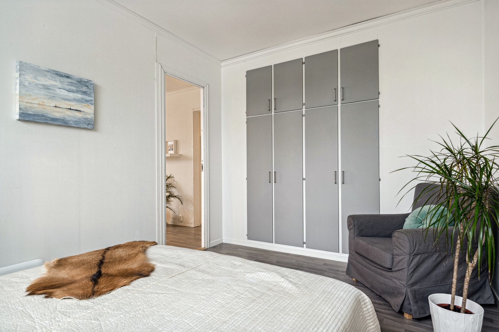 Soverommet har oppbevaring i et plassbygd garderobeskap. Galleribilde