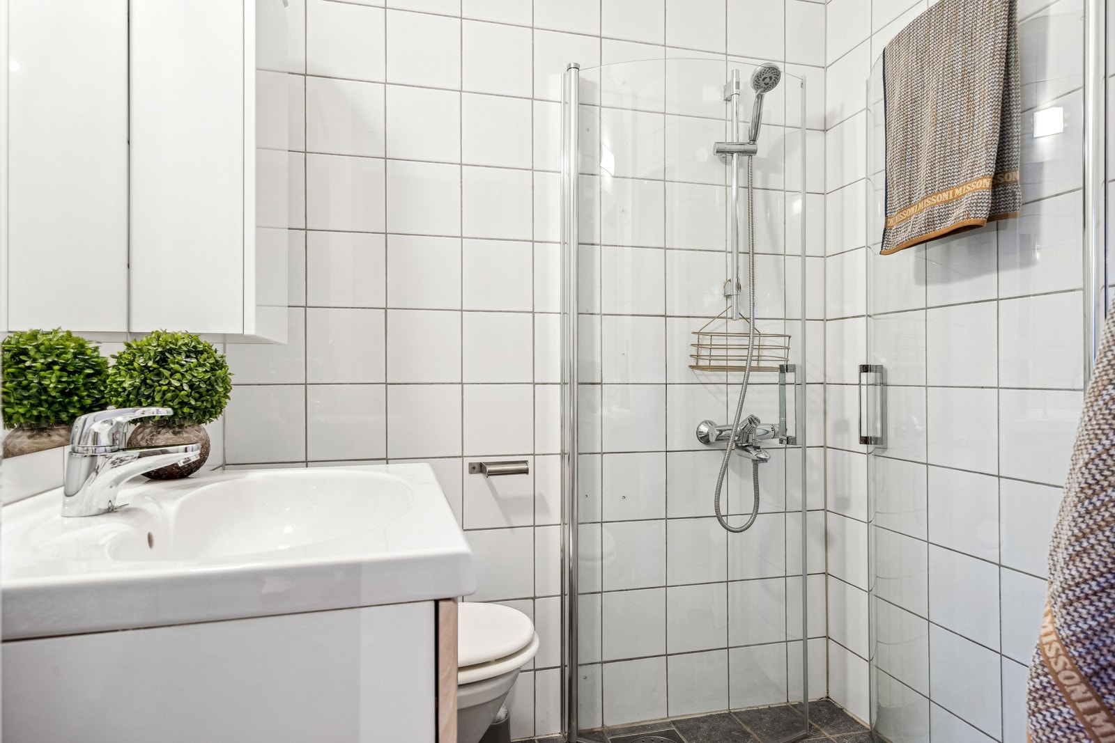 Et fintbad med fliser på både gulv og vegger. Galleribilde