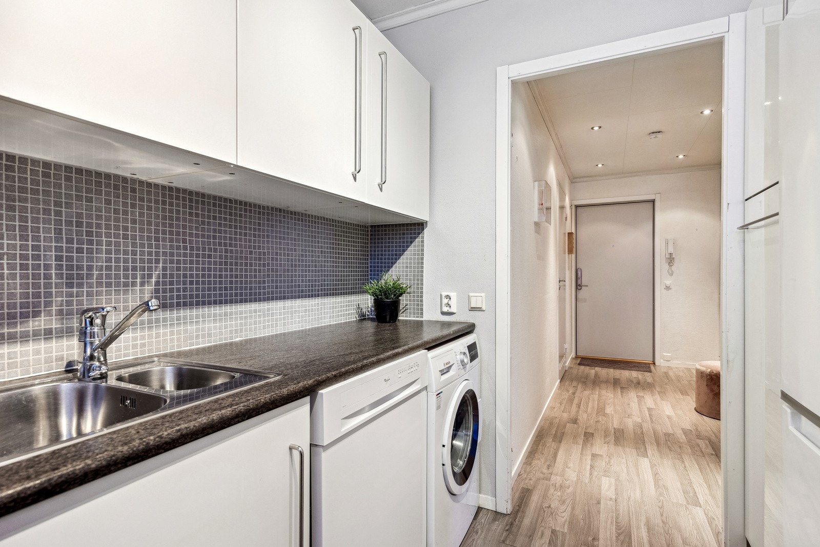 Rommet har opplegg for vaskemaskin og oppvaskmaskin. Galleribilde