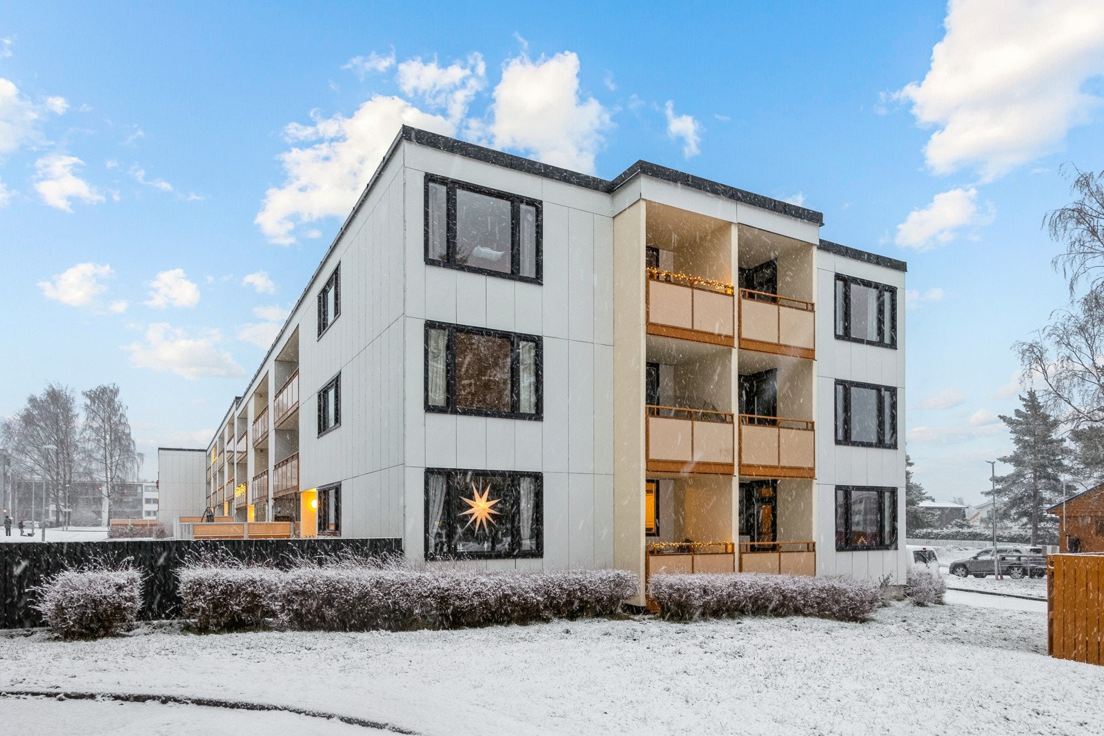 Leiligheten ligger i et veletablert og barnevennlig boligområde på Saupstad. Galleribilde