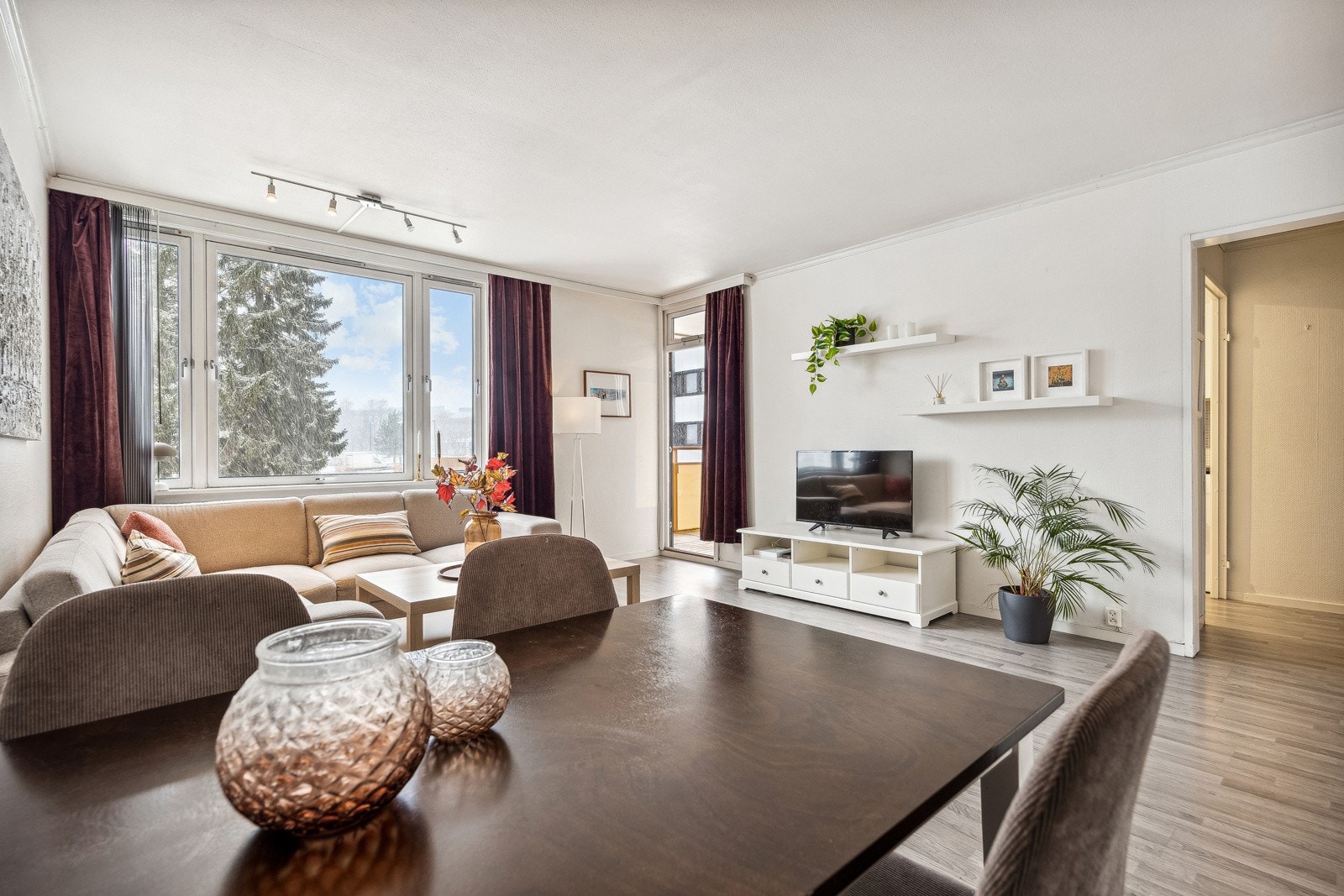 Spisebordet finner sin naturlige plass mellom stue og kjøkken. Galleribilde