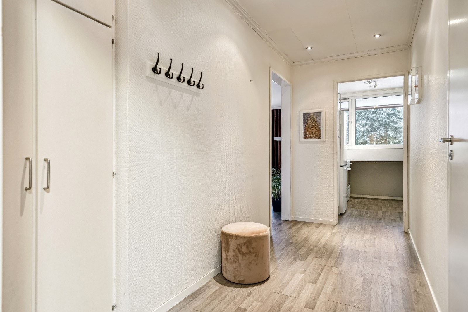 Lys og flott gang med god plass til å henge av seg yttertøy og sko. Galleribilde