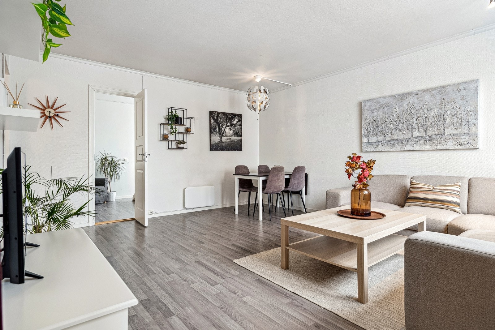 Kabel-TV og internett er inkludert i leilighetens felleskostnader. Galleribilde