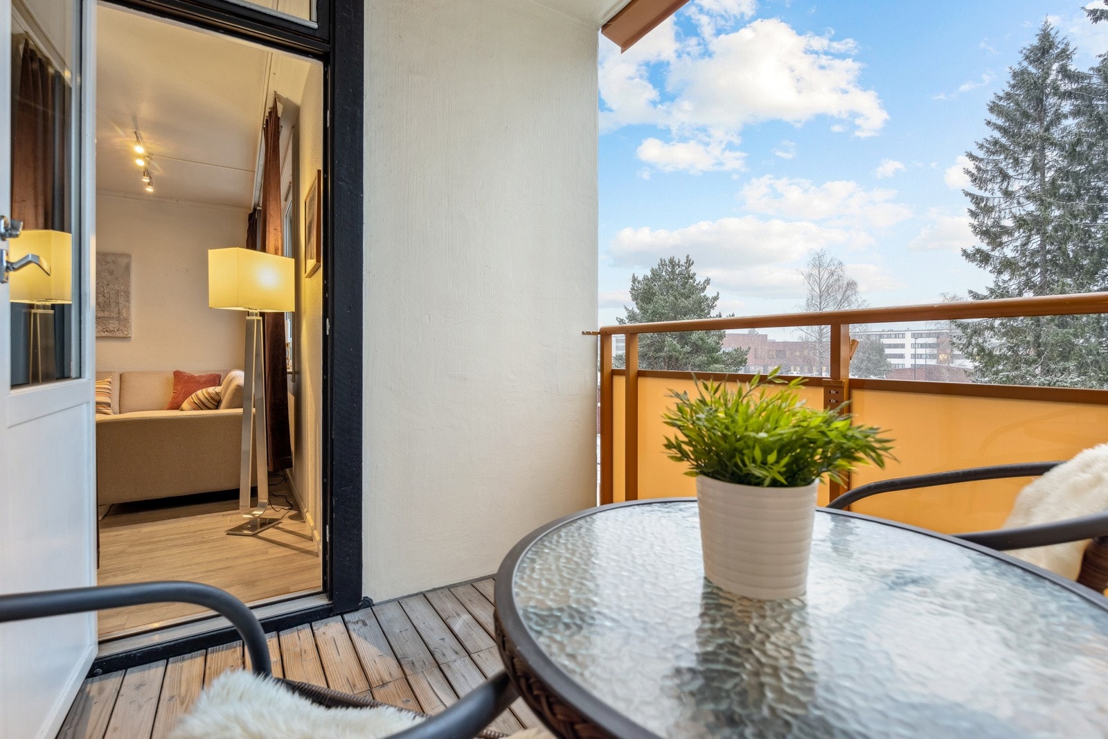 Fra stuen er det utgang til en koselig balkong på ca. 5 kvm. Galleribilde