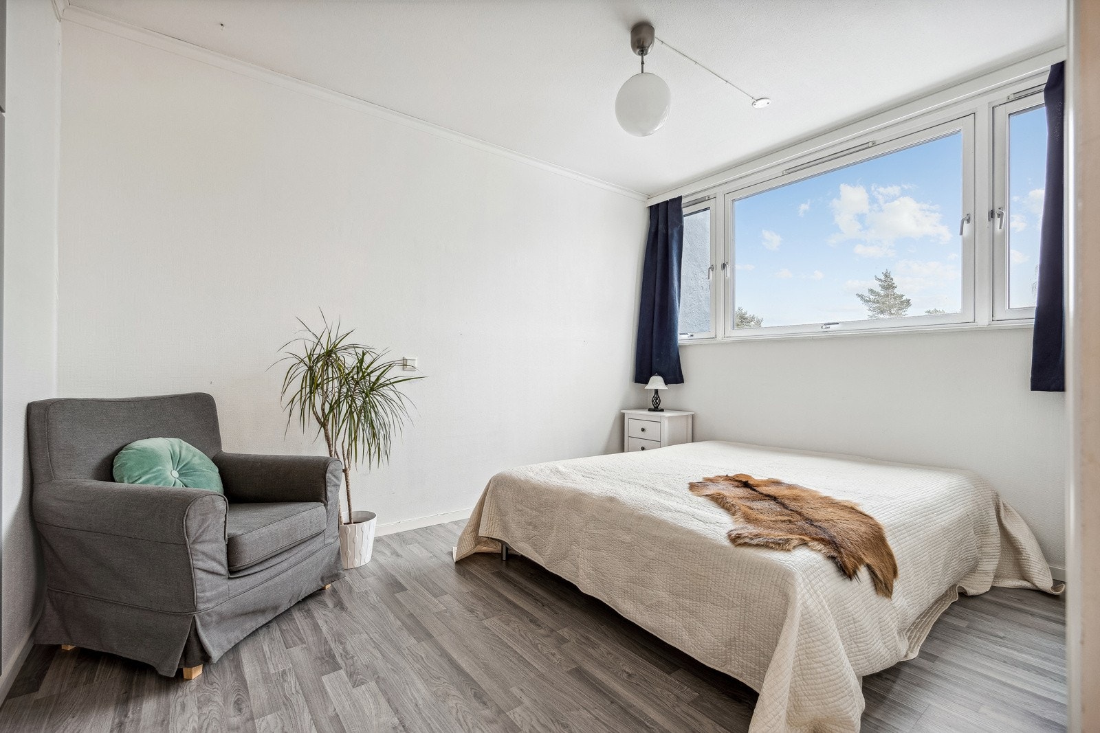 Leiligheten har et romslig soverom på 12 kvm med god plass til ønsket møblement. Galleribilde