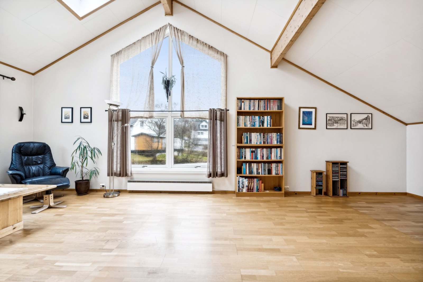 Attraktiv og arealeffektiv 3-roms leilighet med god takhøyde, og store vindusflater Galleribilde