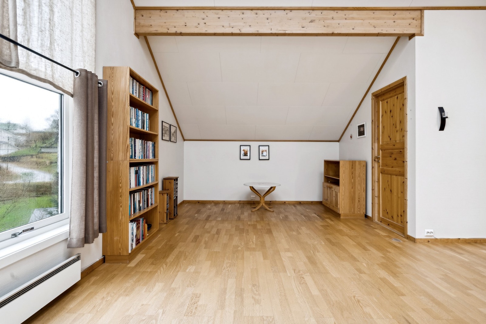 Slette vegger med malt strie og gulv av parkett er gjennomgående stil i hele leiligheten. Galleribilde