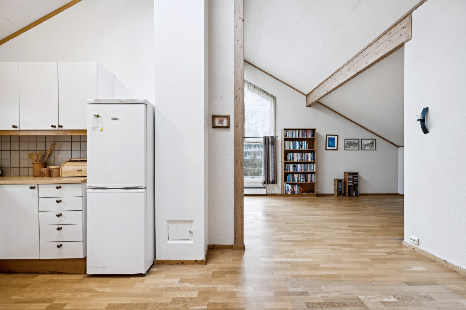 Her får du delvis åpen løsning mellom kjøkken og stue Galleribilde