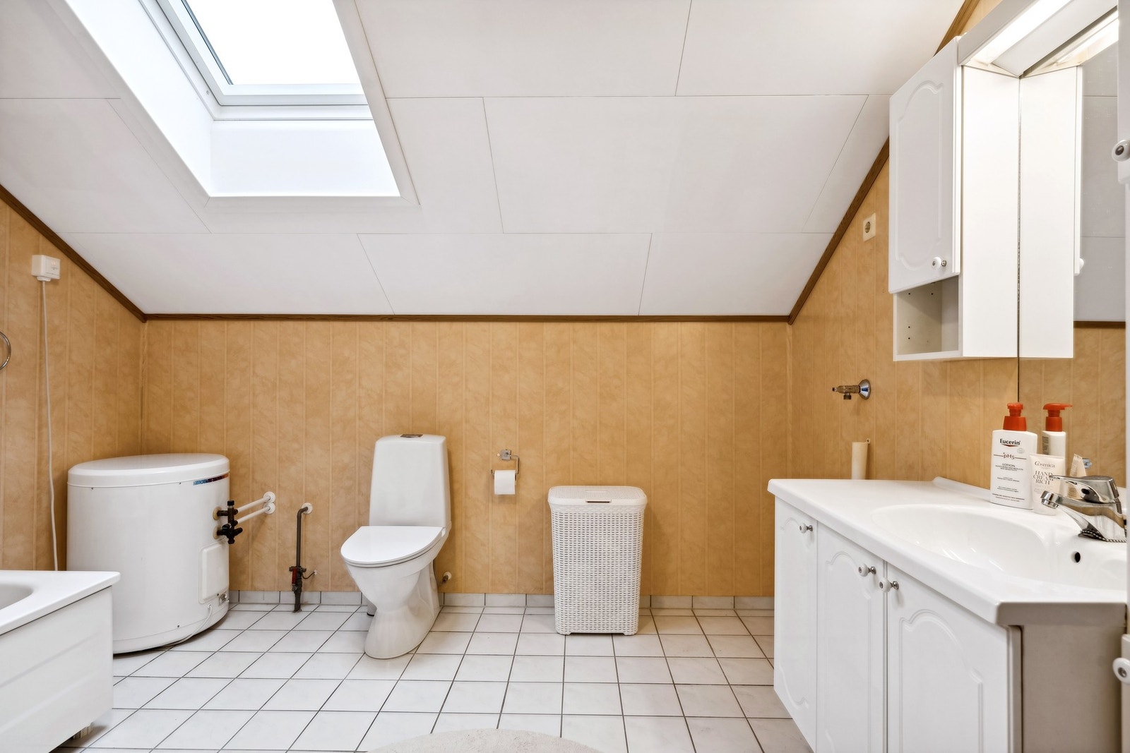 Gulvet er flislagt og rommet har elektriske varmekabler Galleribilde