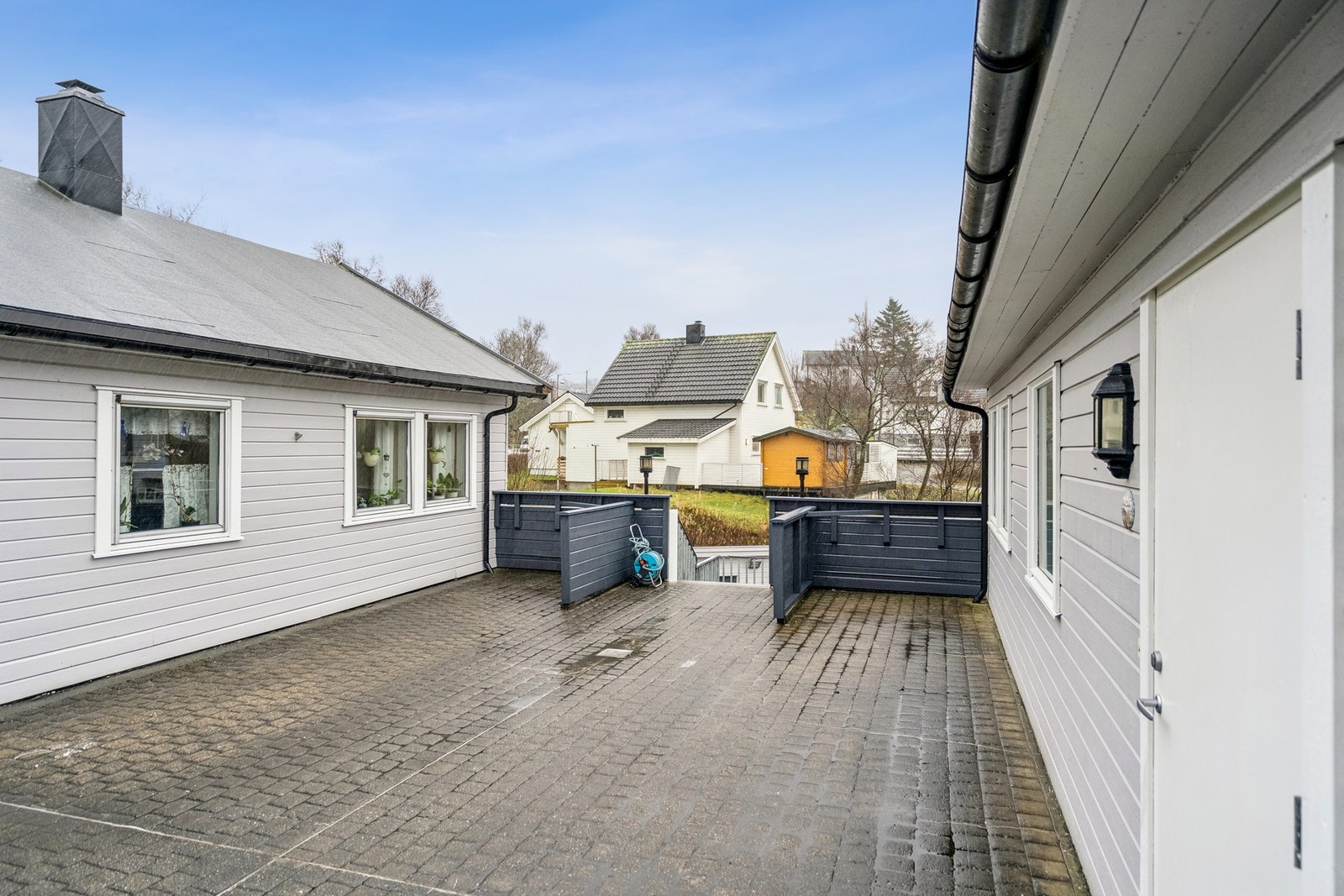 Platting på mark ved inngang med belegningsstein på ca. 22 m² Galleribilde